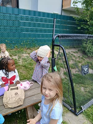 Kinder mit Alpaka im Kindergarten