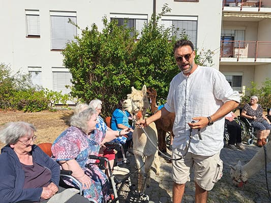 Besuch im Garten des Pflegeheims