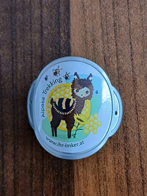 Runder Stocknagel mit Alpaka und Bienen